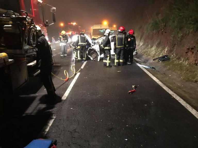 Tres jóvenes resultan heridos en una colisión frontal en Los Llanos