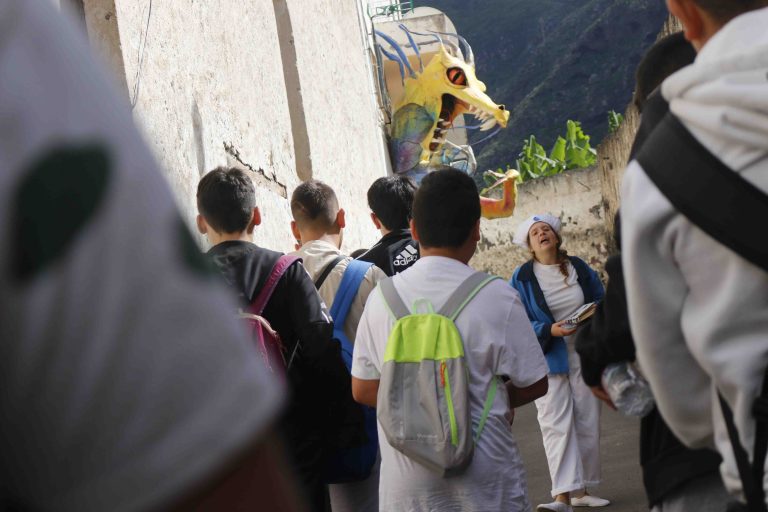Las visitas escolares llenan de alumnado las calles de cuento de Los Silos