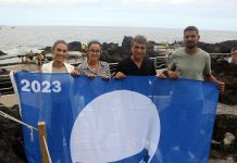 Garachico ondea por cuarto año consecutivo dos banderas azules en la playa de El Muelle y El Caletón