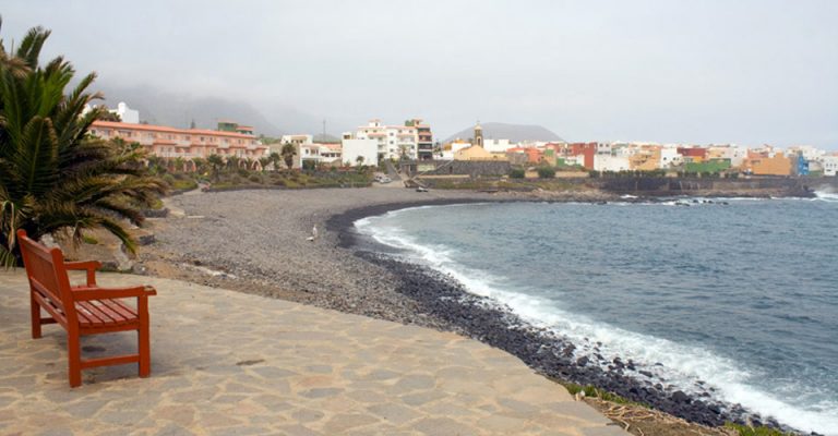 Muere un hombre tras sufrir una caída junto a la playa de La Caleta