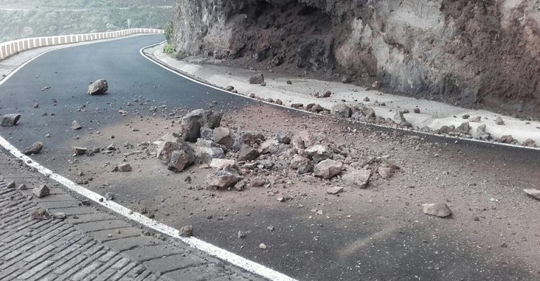 Caen piedras en la carretera de Teno