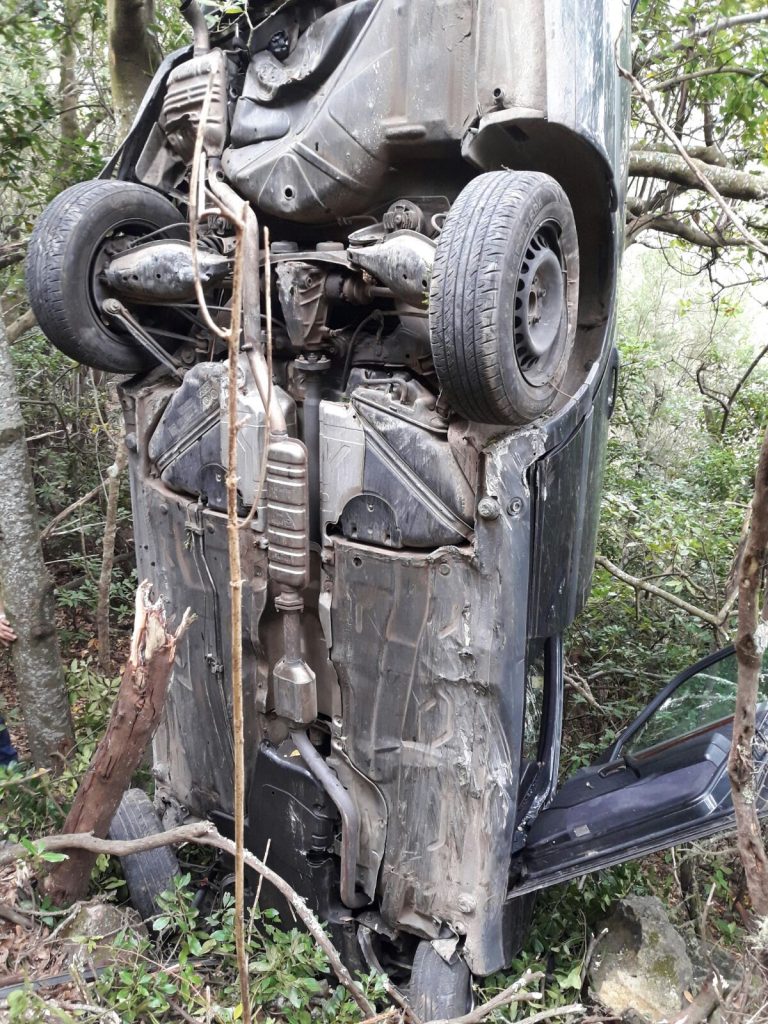 Dos heridos tras la caída de un coche en la carretera de Teno Alto