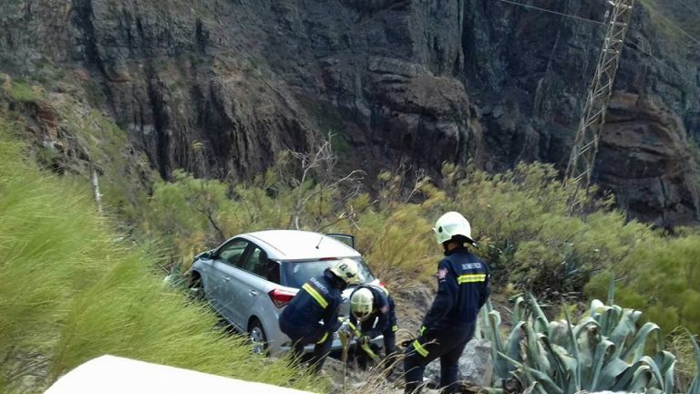 Un vehículo se sale bruscamente de la calzada en la carretera de Masca