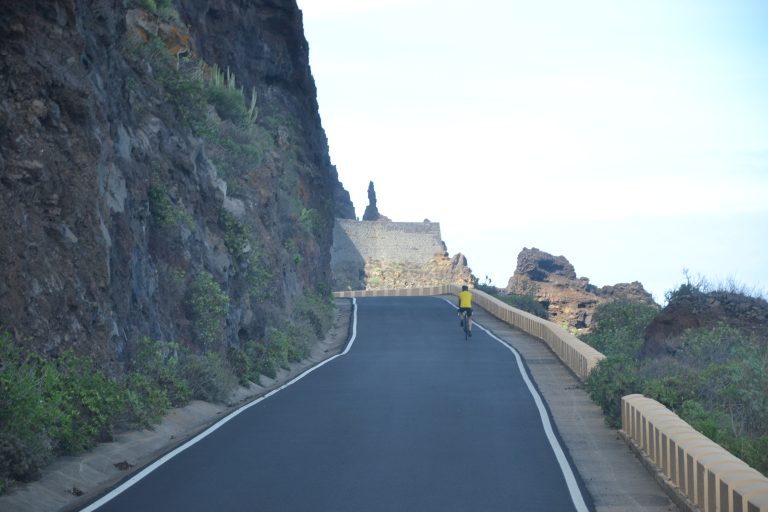 Un ciclista se cae en la carretera de Punta de Teno