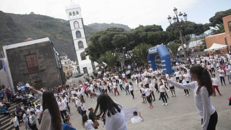 Ocio y solidaridad el Día de La Paz en la Villa y Puerto 