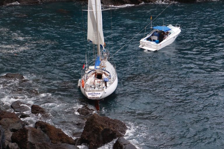 Un velero encalla en la bahía de Garachico