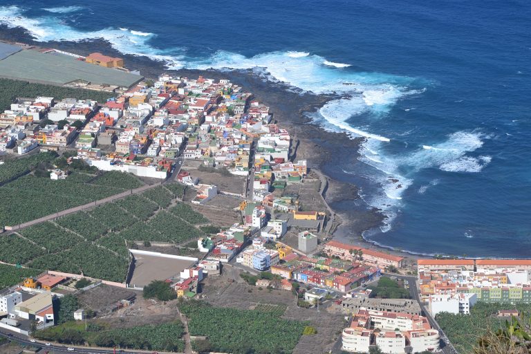 Los bomberos rescatan a una senderista herida en La Caleta