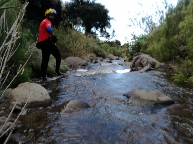 Bomberos y Guardia Civil rescatan a los alemanes de Masca por mar