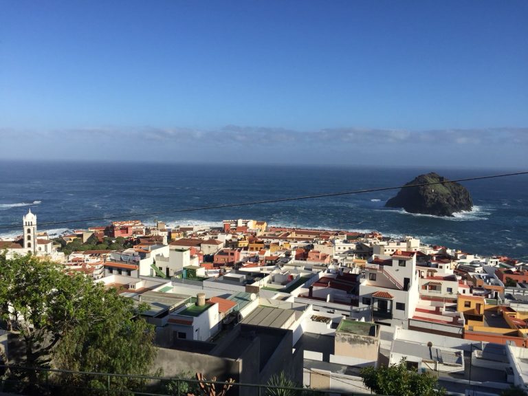 El mar no causa percances graves en la avenida marítima