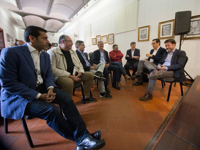 La reunión sobre las carreteras vuelve a estar marcada por las ausencias