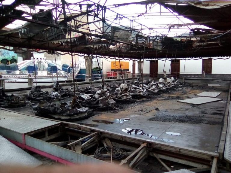 Un incendio deja inutilizados 20 coches de choque de la feria