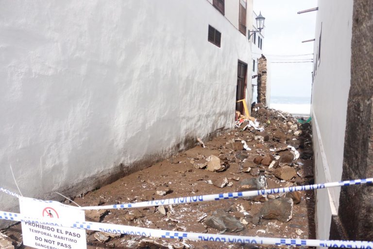 El fuerte oleaje desprende un muro y deja atrapada a una persona