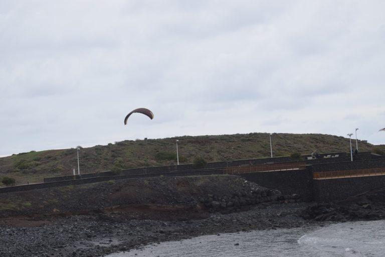 Un parapentista resulta herido tras colisionar contra el tendido eléctrico