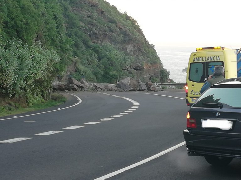 Un derrumbe corta la carretera entre Garachico e Icod