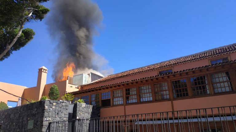 Un incendio obliga a desalojar el hotel La Quinta Roja