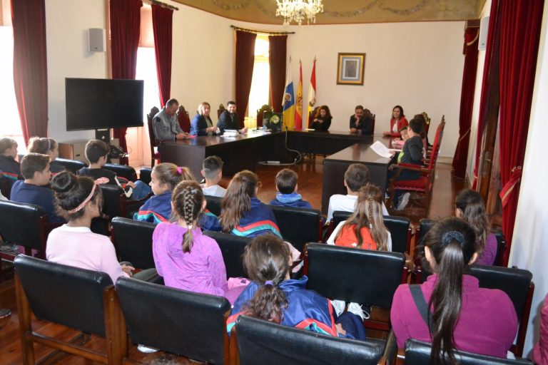 Alumnos de Las Salinas participan en un pleno infantil municipal