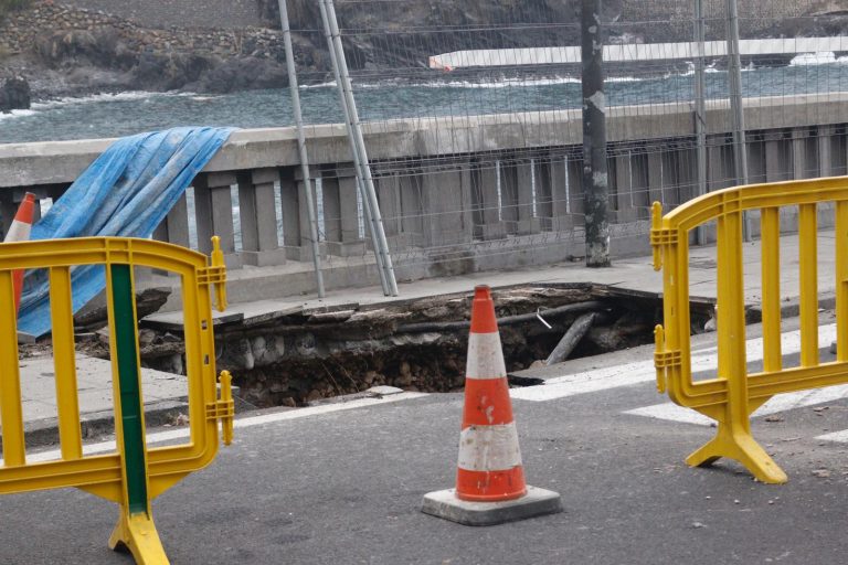 Retirada la hormigonera accidentada junto a la playa de El Muelle