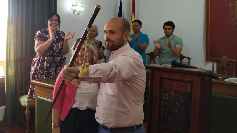 Antonio González recibió el bastón de mando de la mano de su socia de gobierno Ángeles González