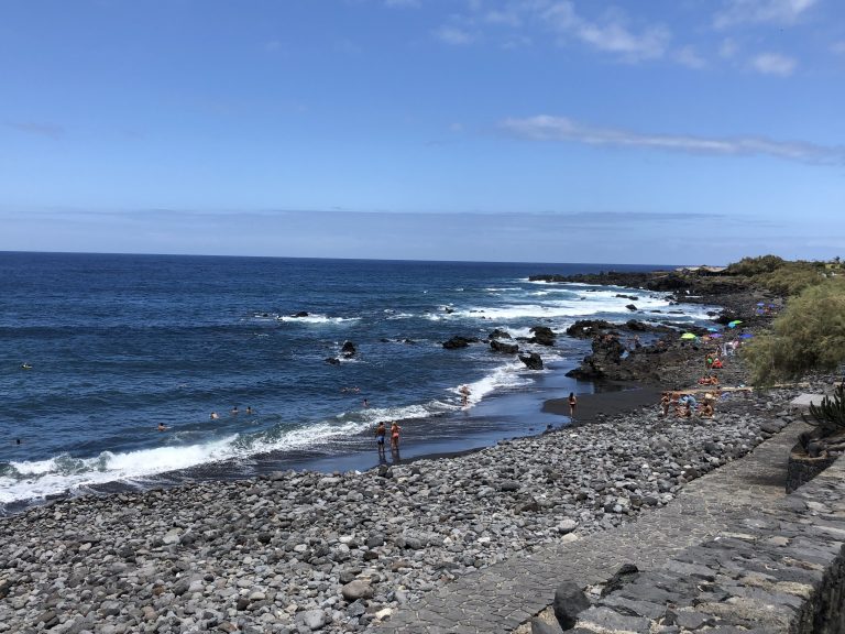 La Asociación Vecinal Obsidiana y el Ayuntamiento organizan una limpieza costera