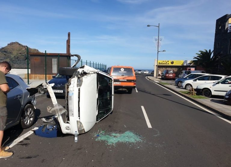 Vuelca un turismo en la avenida marítima de Garachico