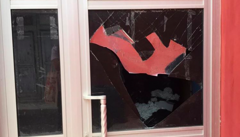 Rompen un cristal de la puerta del centro multifuncional de La Caleta