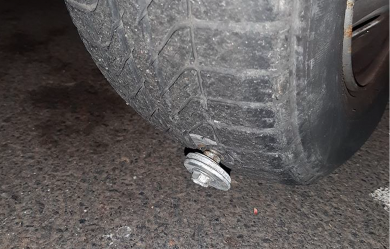 Denuncian actos vandálicos con tornillos en La Caleta