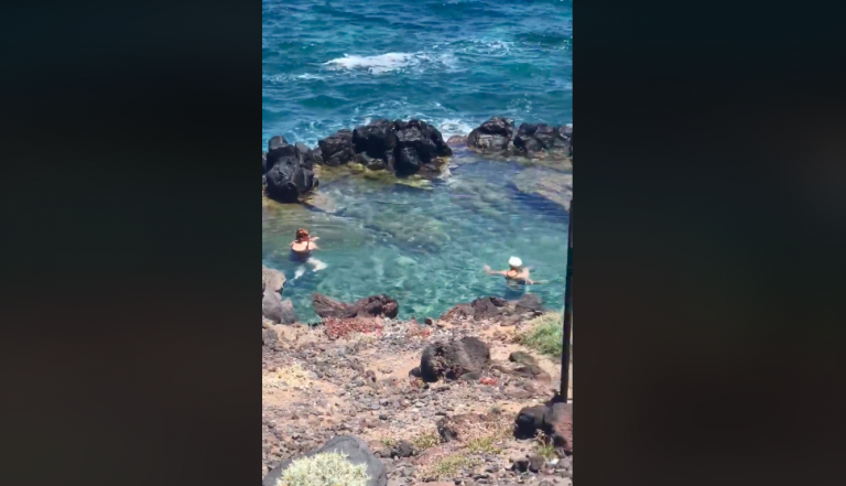 Dos mujeres se bañan durante el estado de alarma en la costa de Los Silos