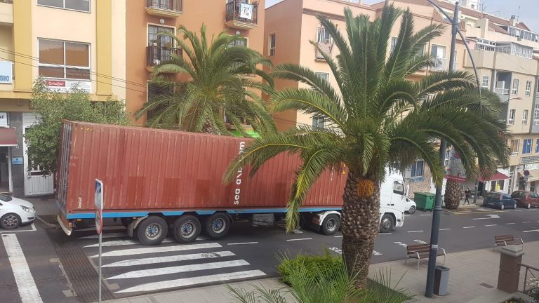 El bloqueo de Los Realejos desbarata el traslado de los residuos de la Isla Baja