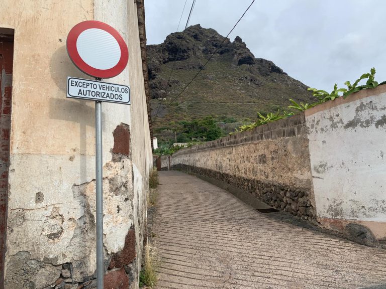 Los Silos corta el paso por La Ladera para evitar llegar a la cascada de Lomo Morín