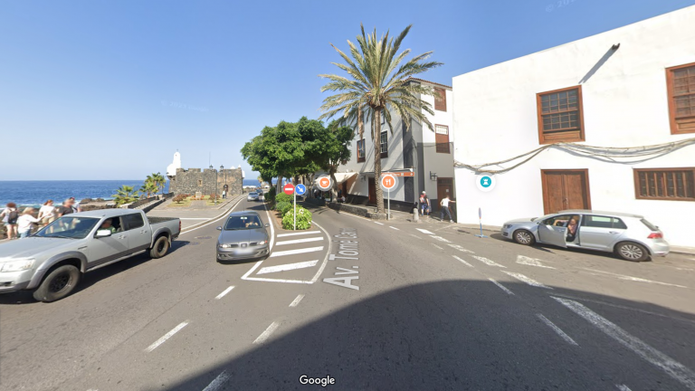 Una motorista choca contra un muro en la avenida Tome Cano de Garachico