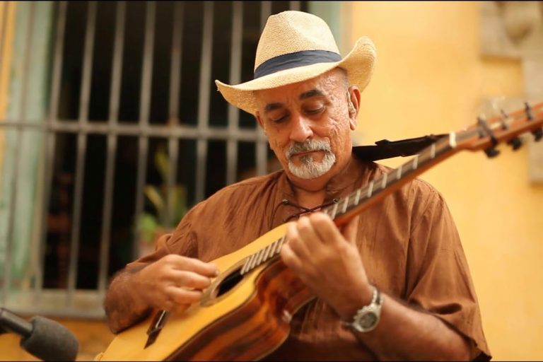 Pancho Amat: «En los pueblos pequeños la gente acoge con más calor humano a la música»