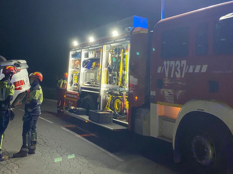 Una mujer vuelca con su coche en la carretera de El Tanque