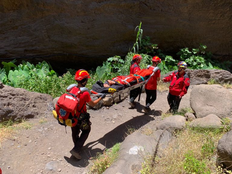 Tres personas resultan heridas en dos accidentes simultáneos en el barranco de Masca