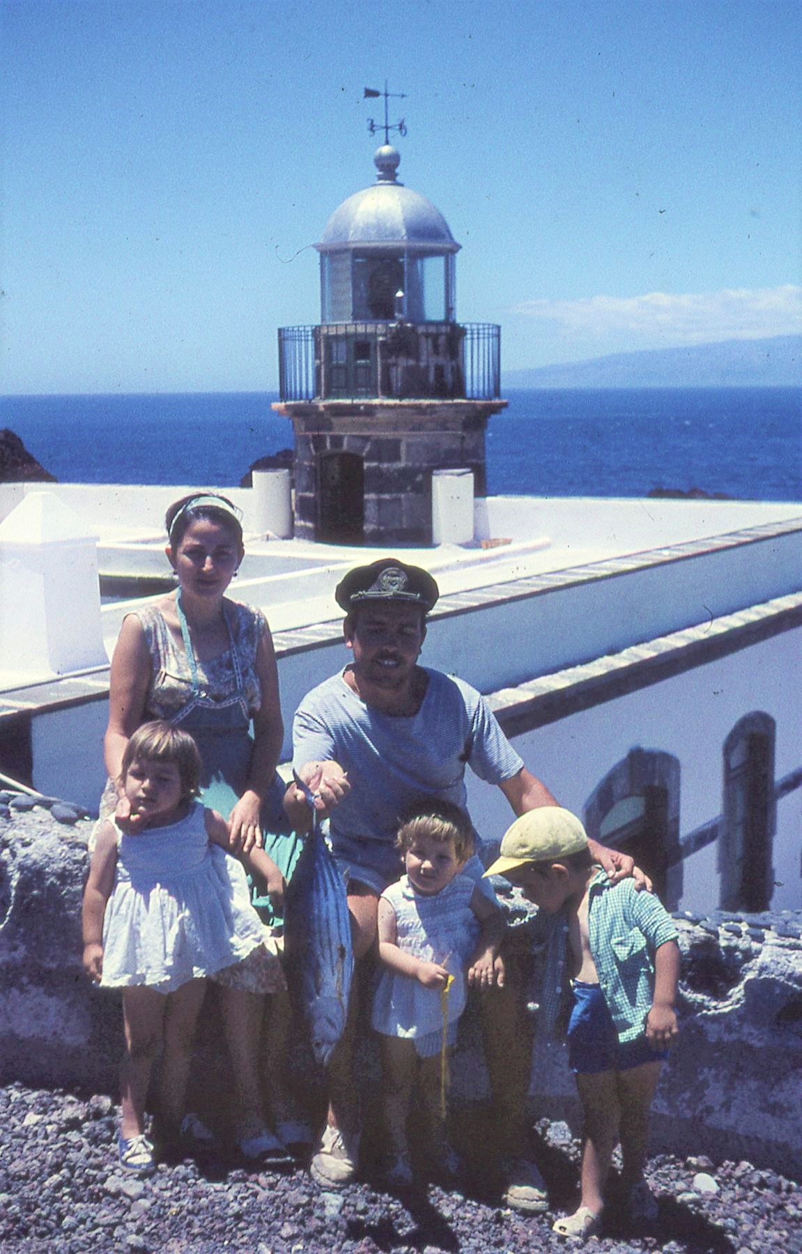 15.3. Don José Sánchez Acosta, su esposa Mary Carmen y sus hijos delante del faro en La Punta de Teno. (2)