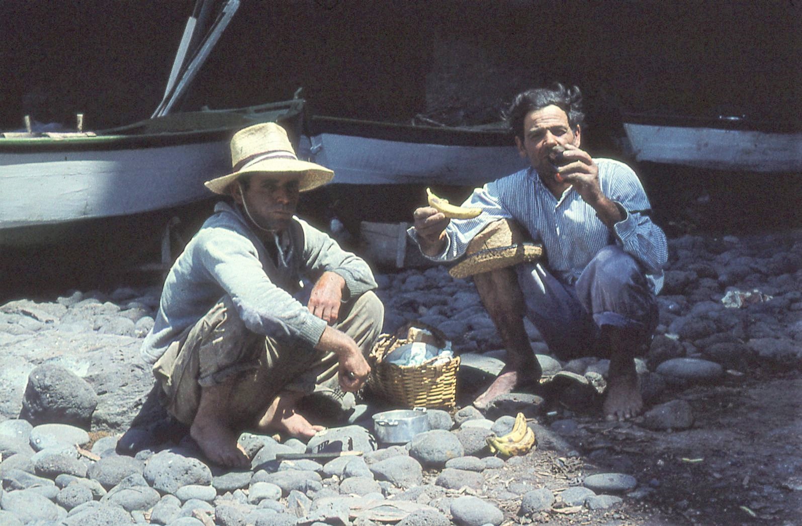 21.4. El descanso, después de pescar. Domingo Expósito Suárez y Fernando Martin Acevedo (Fernando Moroco). (2)