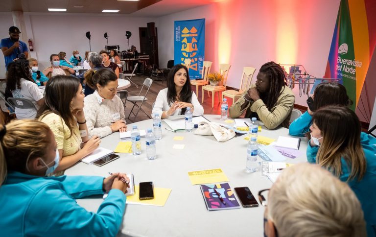 Las mesas de trabajo fomentan la participación intergeneracional en la VII edición de Buenavista Diversa